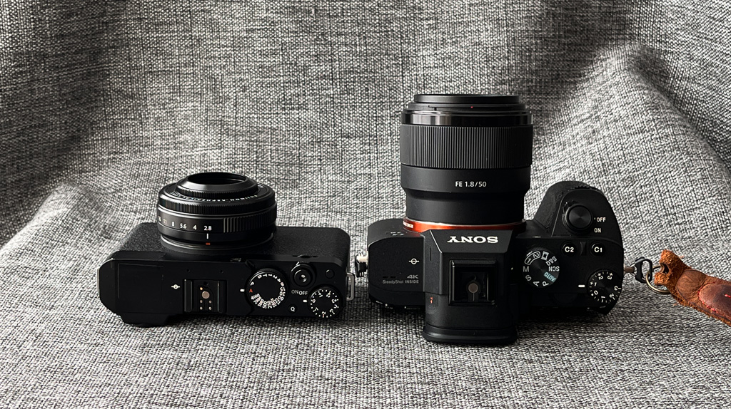 Fujifilm X-E4 ve Sony A7iii yanyana