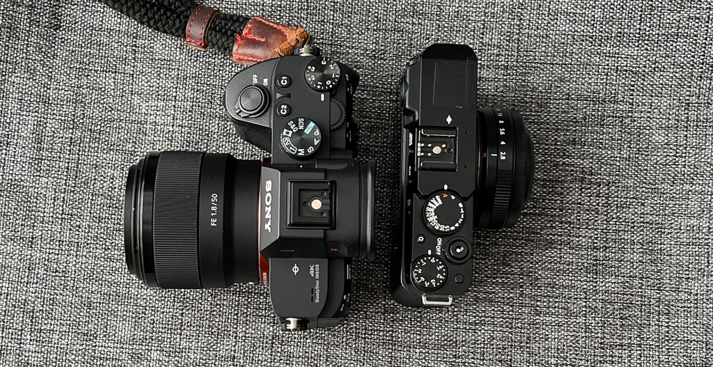 Fujifilm X-E4 ve Sony A7iii yanyana